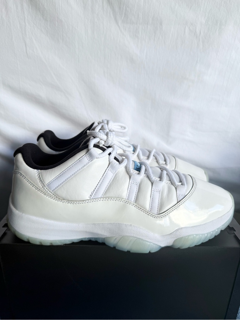 AUTHENTIC Jordan 11 Low Retro Legend Blue size 10.5 AV2187-117 2021 PRE-OWNED